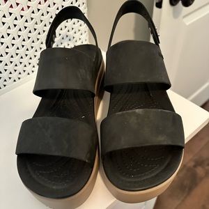 Crocs wedges black and mushroom